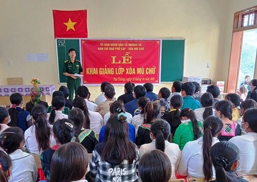 Khai giảng lớp học xóa mù chữ cho 61 học viên dân tộc Mông